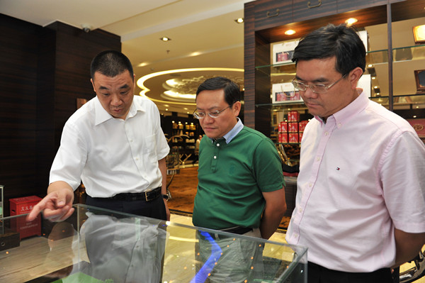 玉林市长苏海棠率团到澳门真人百家家乐药业对接健康产业项目进展