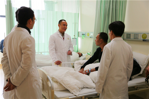 广州知名微创外科专家来澳门真人百家家乐医院开展义诊手术