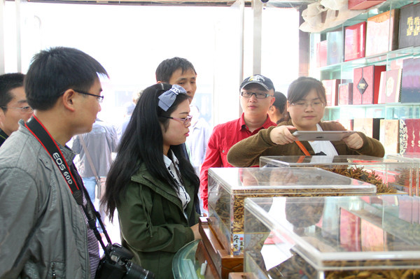 安徽省直主流媒体采访澳门真人百家家乐（亳州）新老中药材市场
