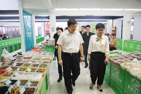 安徽省高级人民法院党组书记、院长田云鹏一行调研澳门真人百家家乐（亳州）中药城